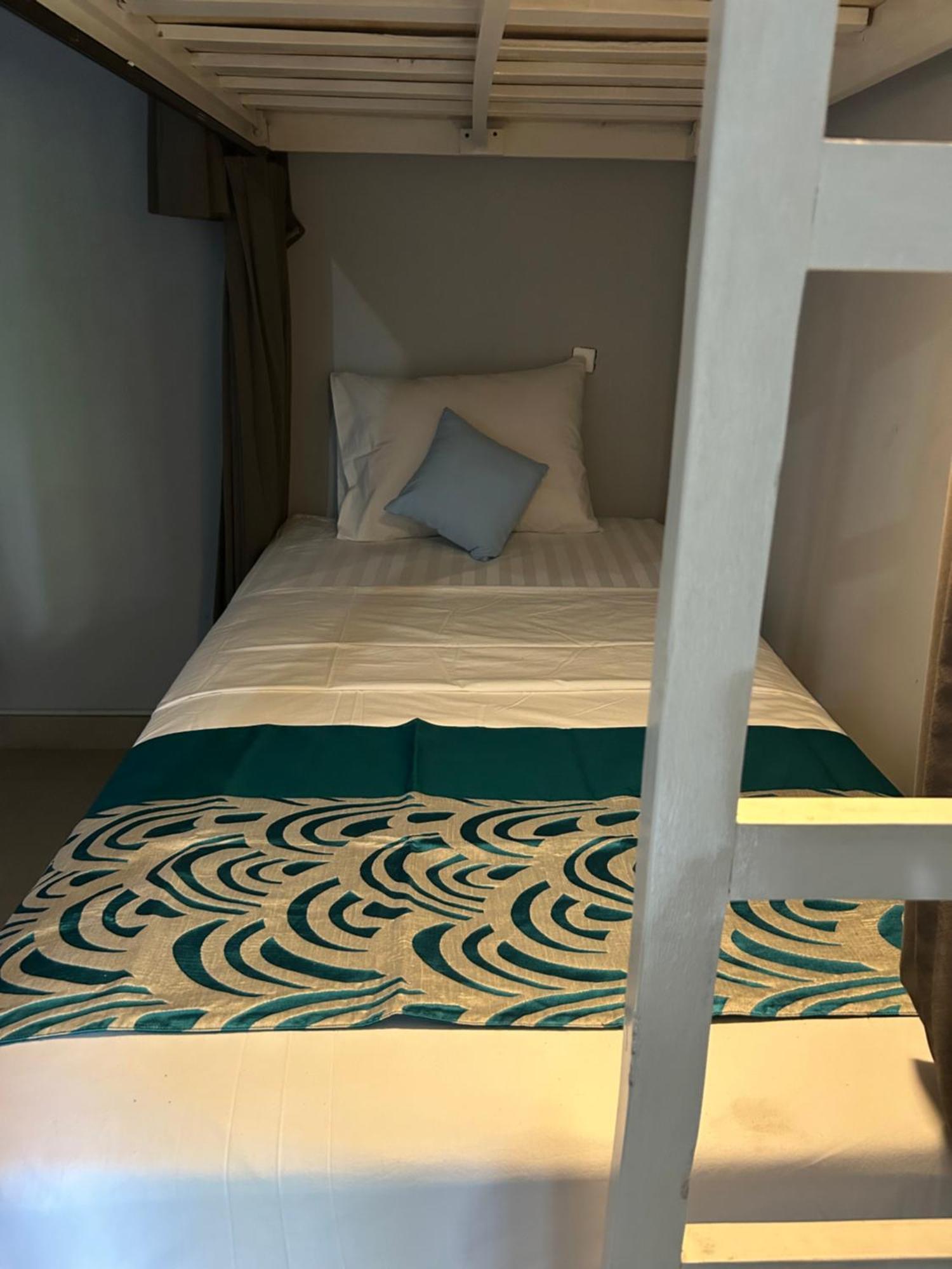 Blue Waves Hostel Amed Ambat エクステリア 写真