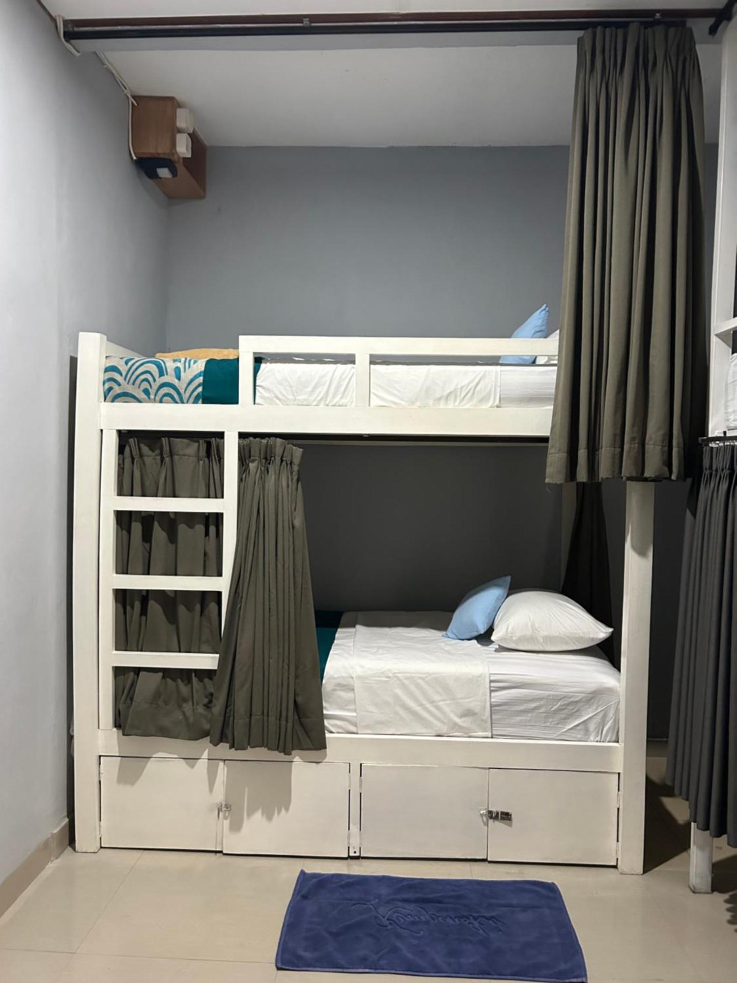 Blue Waves Hostel Amed Ambat エクステリア 写真