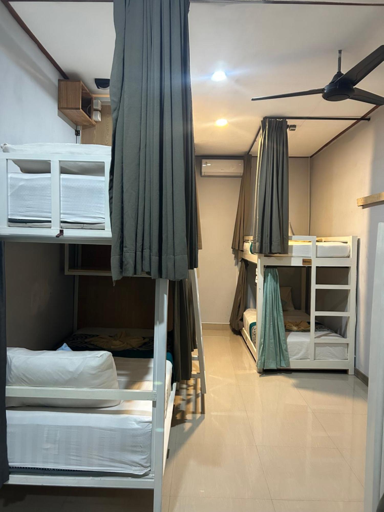 Blue Waves Hostel Amed Ambat エクステリア 写真